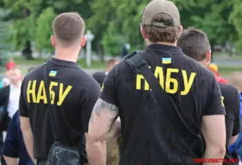 "Битва" НАБУ и СБУ: работника спецслужбы обвиняют в вымогательстве $300 тысяч