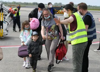 Возвращаются домой: сколько беженцев приезжают в Украину каждые полгода