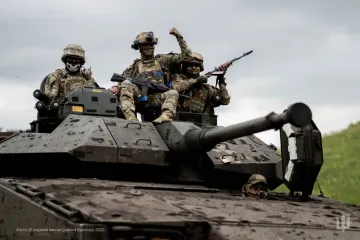 Нестандартный подход: бойцы ВСУ используют шведскую БМП CV90 как артсистему (фото)