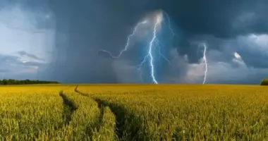 Завтра в Украине ожидаются грозы, а иногда жара до +35