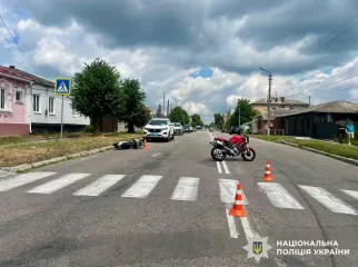 Не разминулись: на Киевщине пенсионерка на мопеде сбила байкера на Ducati (фото)