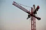 Во время урагана в Киеве обрушился строительный кран — обломки летели между домами (видео)