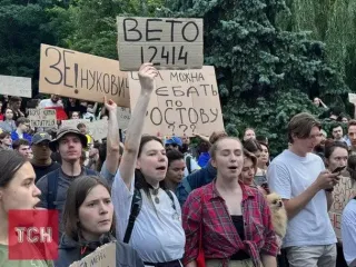 Мітингувальники у Києві відреагували на підписання Зеленським закону про НАБУ та САП (відео)