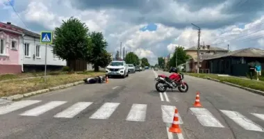 На Київщині 74-річна водійка мопеда влетіла в мотоцикл: пенсіонерку госпіталізували