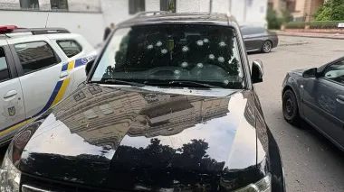 В Киеве мужчина стрелял по автомобилю во дворе дома, его задержали – полиция