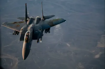 ВВС США показали в небе истребитель F-15E со ржавыми крыльями: в сети возмутились (фото)
