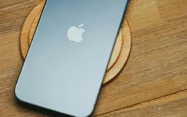 Чому все більше людей перевертають смартфон екраном донизу: 4 переконливі причини
