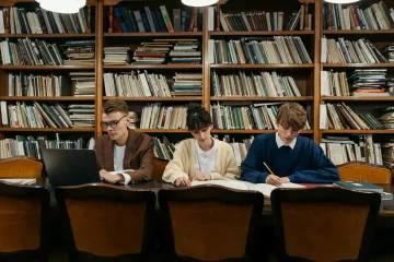 Вступление 2025: почему конкурсные баллы стали ниже — разъяснение МОН