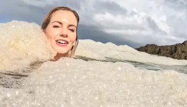 Ванна с пузырьками: блогер искупалась в сточных водах и стала звездой сети (видео)