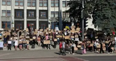 Владою в Україні є народ: жителі Тернополя вийшли на вулиці з плакатами