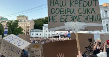 Люди заповнили вулиці: у Києві на протести зібрались сотні людей