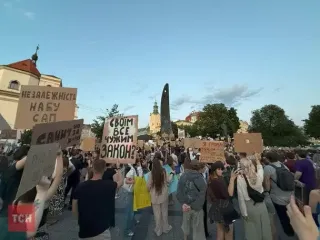 Люди во Львове вышли на масштабный протест из-за закона о НАБУ и САП (видео)