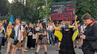У Києві починають збиратись люди на третій день протесту щодо законопроєкту про НАБУ та САП