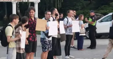Акция в поддержку НАБУ и САП: в Сумах за несколькими митингующими присматривали 10 полицейских