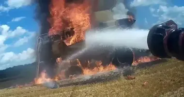 На Хмельнитчине в поле вспыхнул комбайн