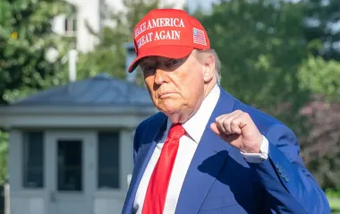 Трамп їде до Шотландії грати в гольф на тлі скандалу з файлами Епштейна