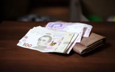 Зарплати чиновників зросли до 60 тисяч гривень: де платять найбільше