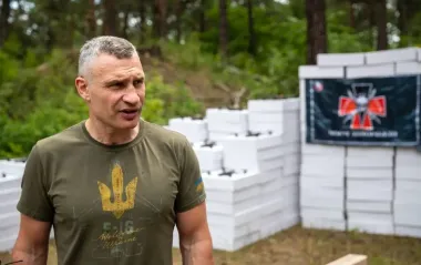 Кличко передал двум подразделениям очередную партию помощи от Киева