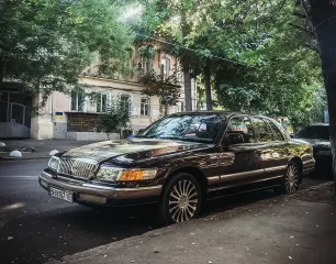 Гигант из 90-х: в Украине заметили знаменитое американское авто несуществующей марки (фото)