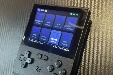 Опубликованы фотографии портативной игровой ретро-консоли без стиков XU20 V32