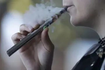 Вчені з’ясували, чи безпечні електроні цигарки під час вагітності: дослідження вражає