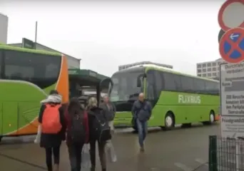 Вышла на остановке, а FlixBus со всеми вещами уехал в Гамбург: украинка с ребенком осталась в Польше без телефона и документов