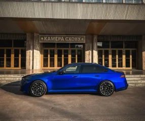 Мощность — более 700 сил: в Киеве заметили новейший BMW на "бляхах" за $160 000 (фото)