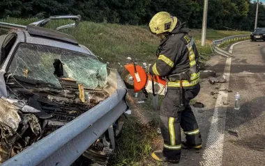 Відбійник прошив салон: водій загинув у страшній ДТП під Києвом (фото)