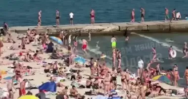Через аномальну спеку пляжі Одеси заповнені вщент: відео