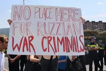 Антиросійські акції у Тбілісі: спалений прапор та вибухи петард (відео)