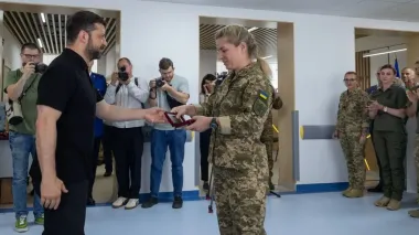 Зеленский поздравил медиков с профессиональным праздником и вручил государственные награды