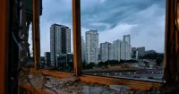 Ночной обстрел Киева: повреждена многоэтажка, много раненых (фото, видео)