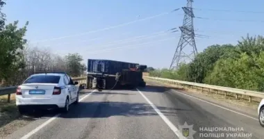 На трасі Одеса–Рені перекинулася вантажівка: ускладнено рух