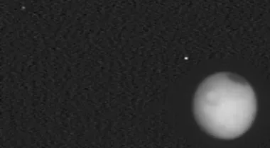 Самый большой аппарат NASA сделал редкую фотографию Марса и его спутников вместе (фото)
