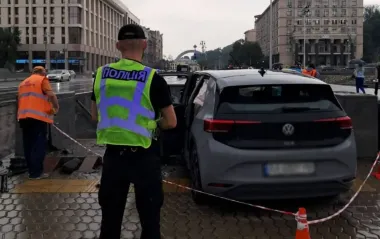 На Майдані незалежності електромобіль влетів у підземний перехід, постраждав водій (фото)
