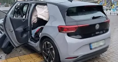 У центрі Києва електромобіль влетів у підземний перехід