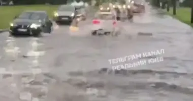 Одна з київських вулиць перетворилася на річку через сильну зливу - відео