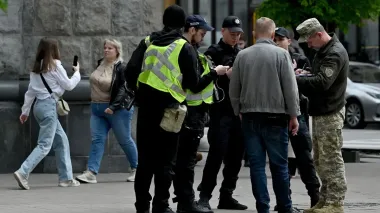В Одессе люди напали на полицейскую, чтобы помочь уклонисту: она в больнице (видео)