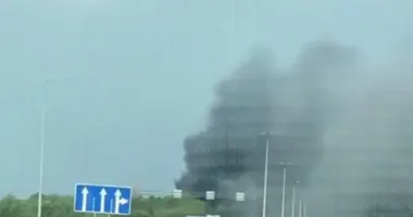 Палає будинок на Житомирській трасі: дим стіною, видимість майже нульова