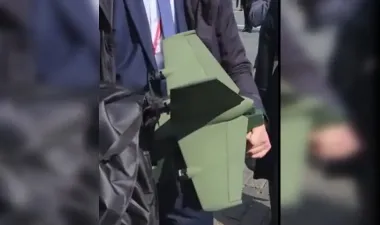 Хвост не влез: охрана Путина носит в сумках перехватчики FPV-дронов (фото)
