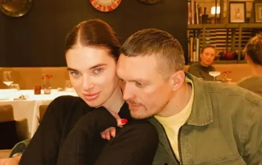 Дружина Усика зачарувала новими родинними фото з боксером та молодшою донькою