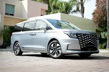 На мировой рынок выходит электрифицированный минивэн JAC с запасом хода 1150 км (фото)