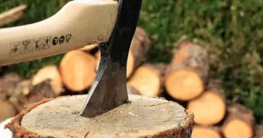 На Дніпропетровщині чоловік ударив жінку сокирою: поліція з'ясовує обставини