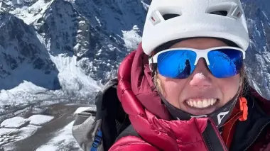 Олимпийская чемпионка по биатлону попала под камнепад в горах Пакистана: что известно