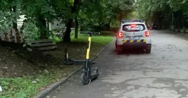 На Хмельниччині підлітки впали з електросамоката: 16-річна дівчина дістала перелом черепа