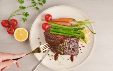 Вы точно запекаете мясо неправильно! Врач-диетолог назвала главную ошибку