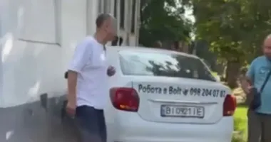 В Полтаве нетрезвый таксист гонял по городу и влетел в жилой дом