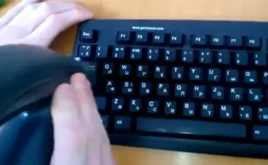 Не їси за унітазом - не їж і за ноутбуком: просте правило, яке заощадить гроші