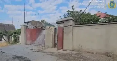 Російський снаряд влучив у житловий будинок у Херсоні: постраждала жінка