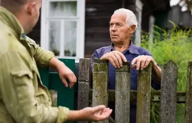 Мужчина наткнулся на объявление соседа о продаже дома: одна деталь его разозлила (фото)